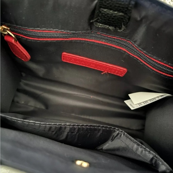 Tommy Hilfiger Nano handheld Bag With makeup Bag NWT - Picture 5 of 7